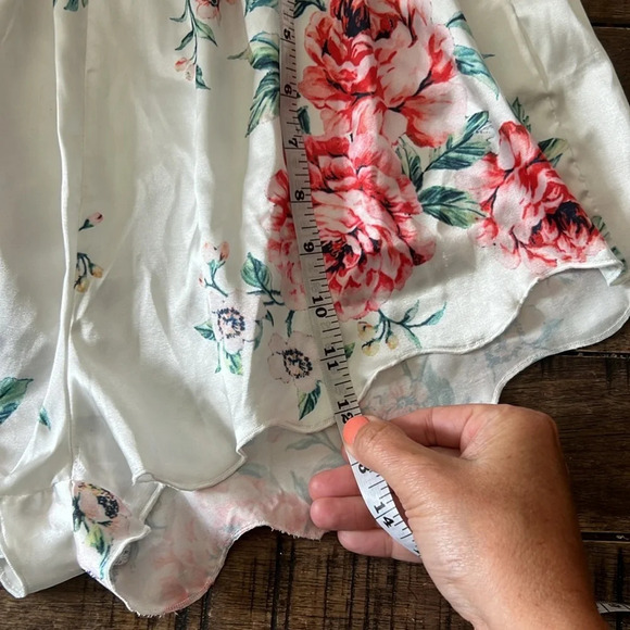 White Silky Sexy Floral Pajamas (Top & Bottom) Size Large - Picture 12 of 13